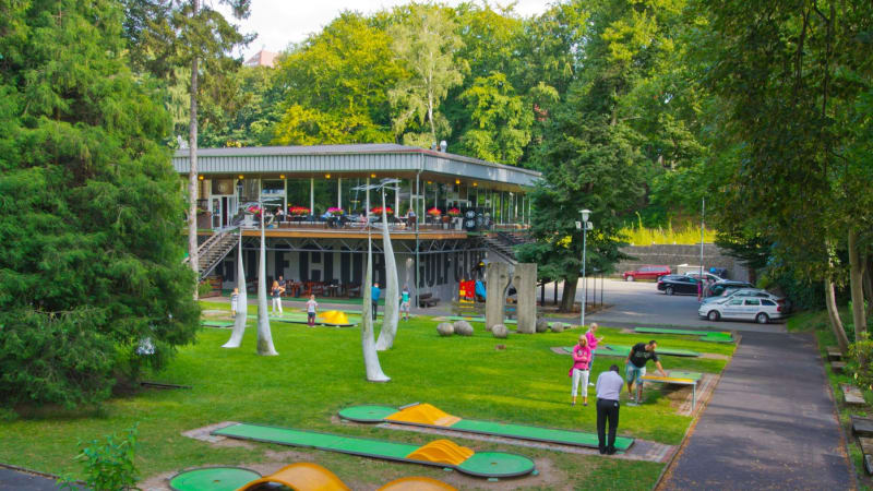 Tragédie na golfovém hřišti v Londýně: Na pětiletého chlapce se zřítila zeď, v nemocnici zemřel