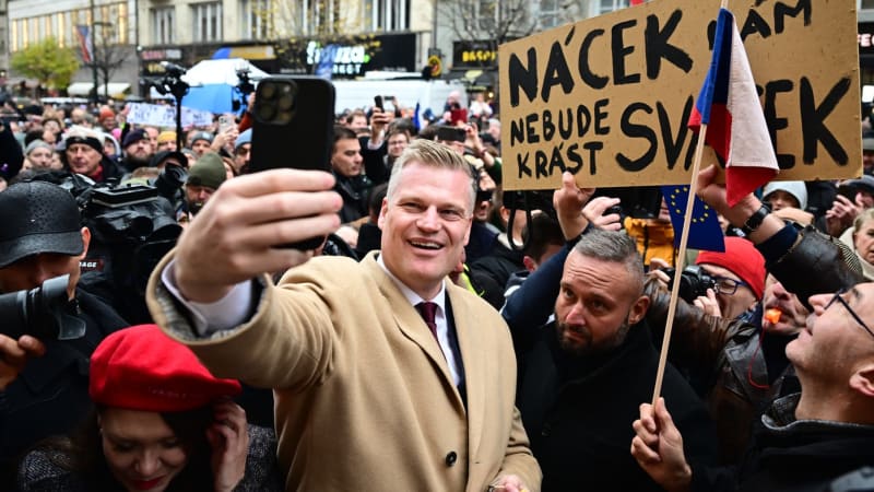 Společné selfíčko? To asi ne, odmítl Stanjura na Národní fotografii s Turkem