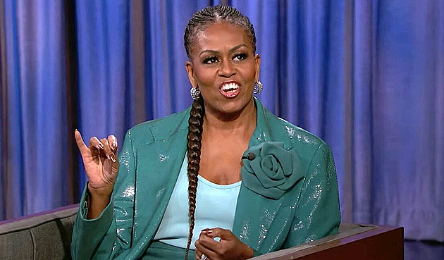 Po šedesátce už neřeším, co si myslí jiní, říká Obamová o copáncích i oblékání