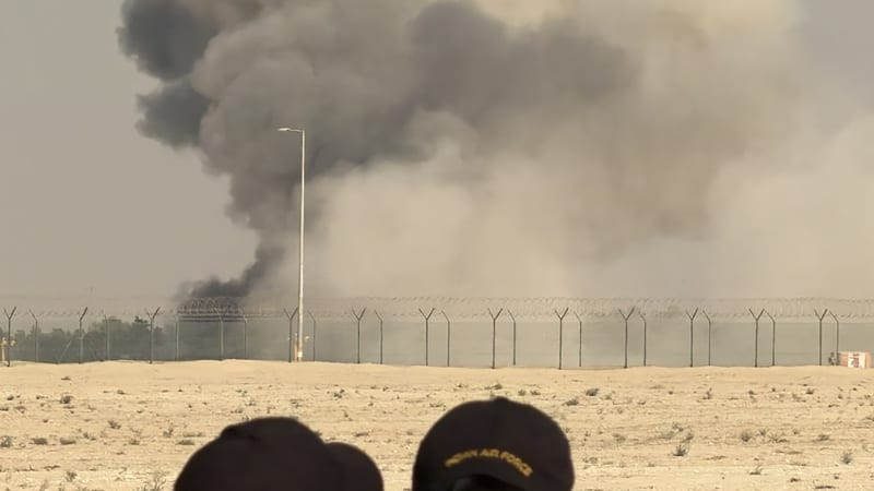 Neštěstí při dubajské show: Stíhačka se zřítila před zraky diváků, ukazují záběry. Pilot zemřel