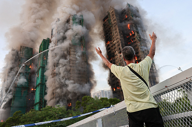 Požár obytného komplexu v Hongkongu má několik obětí. Lidé uvázli vevnitř