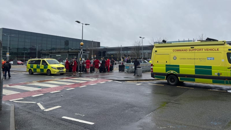 Útok na letišti Heathrow: Skupina mužů stříkala pepřový sprej. Lékaři ošetřili 21 lidí